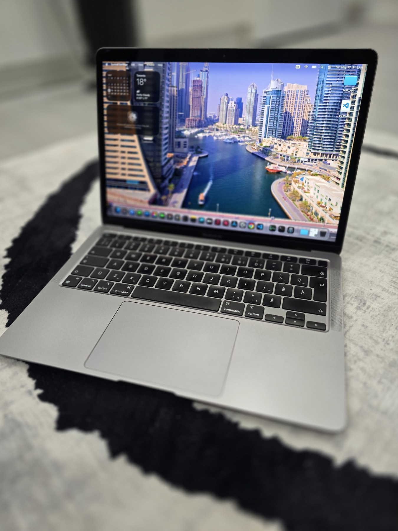 Vrai MacBook Air M1 2020 ouvert, avec son écran et son clavier canadien multilingue visibles
