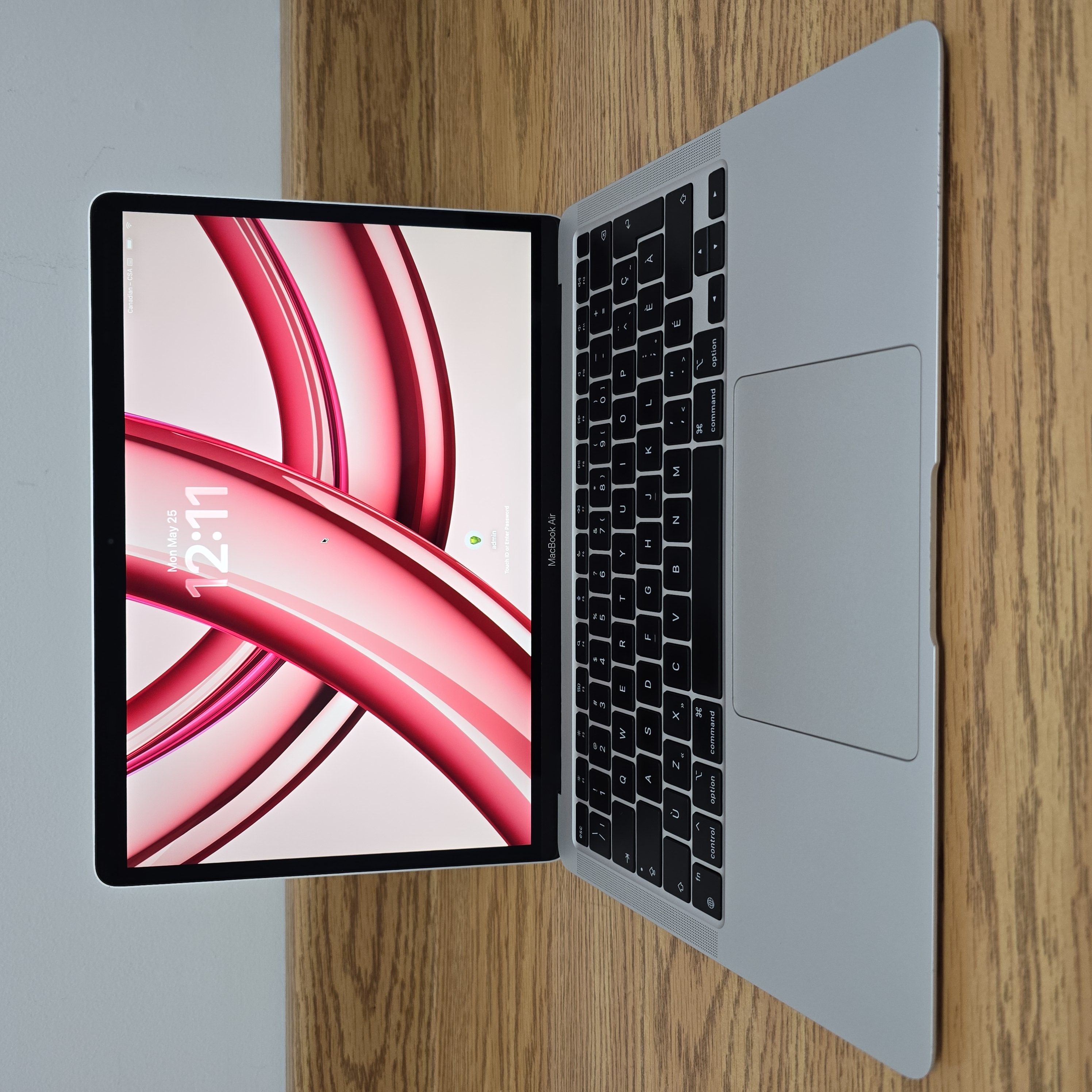 MacBook Air M1 2020 argent ouvert, avec son écran, son clavier canadien multilingue et son pavé tactile visibles