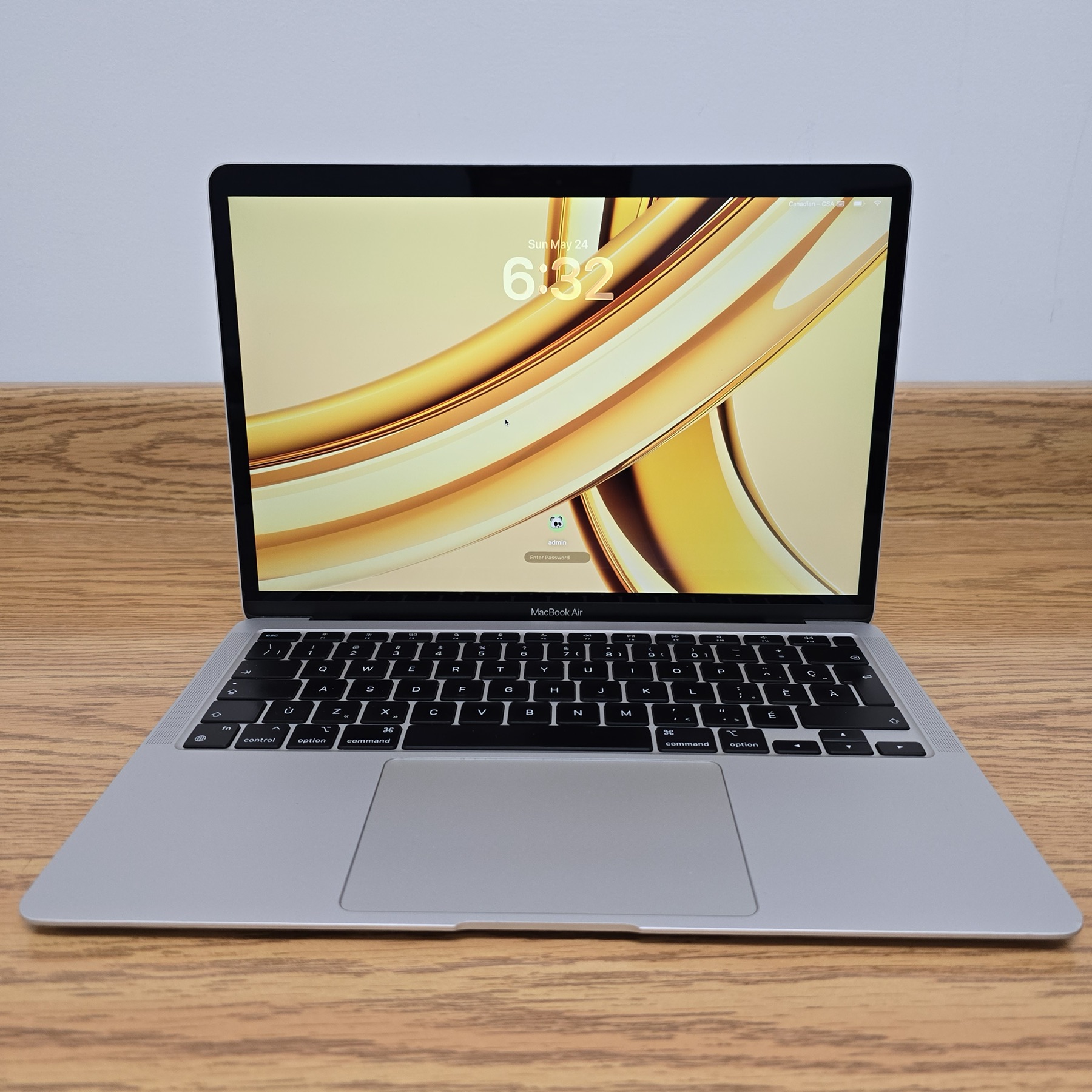 Vrai MacBook Air M1 2020 argent ouvert, avec son écran, son clavier canadien multilingue et son pavé tactile visibles