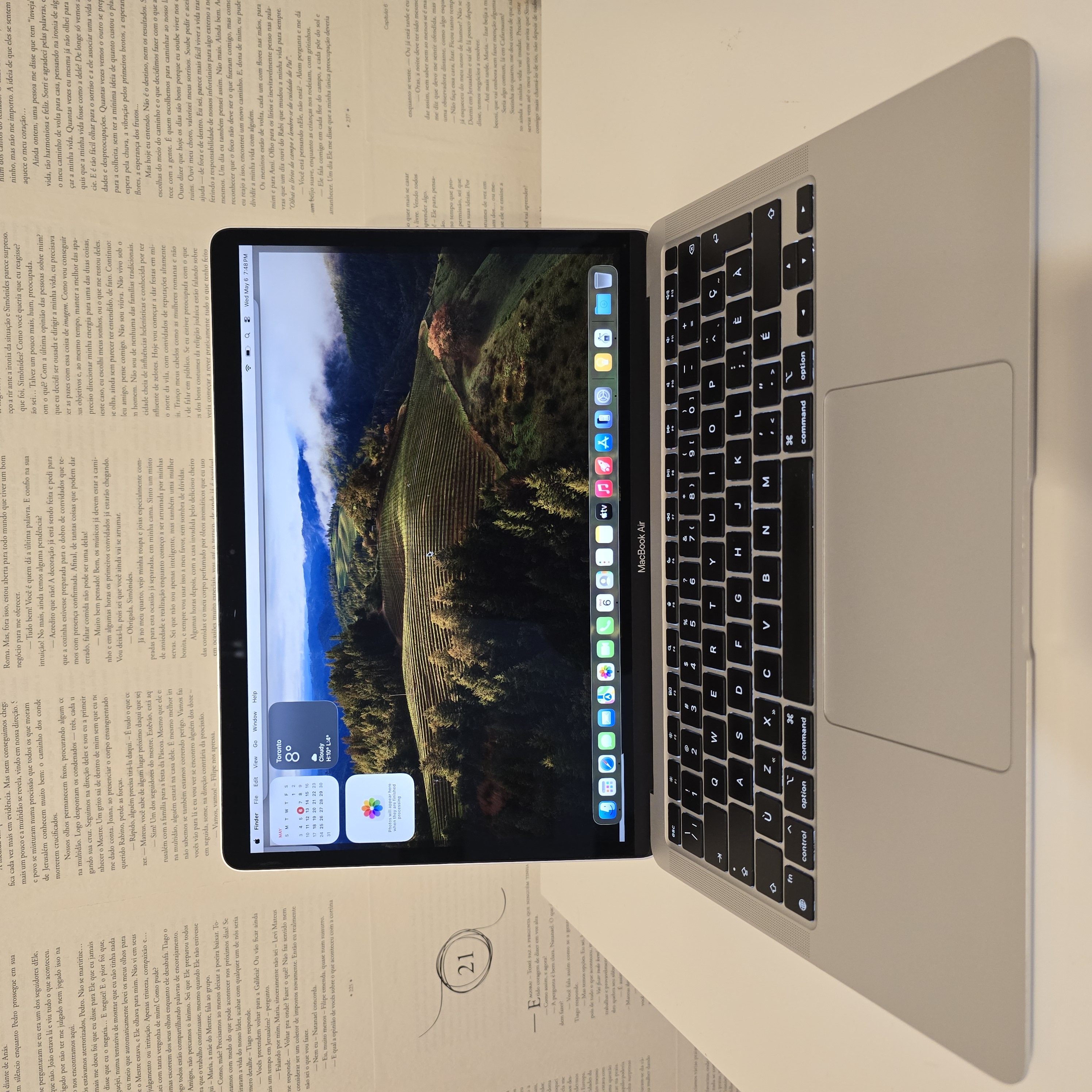 Vue avant du MacBook Air M1 2020 argent ouvert montrant son écran, son clavier canadien multilingue et son pavé tactile